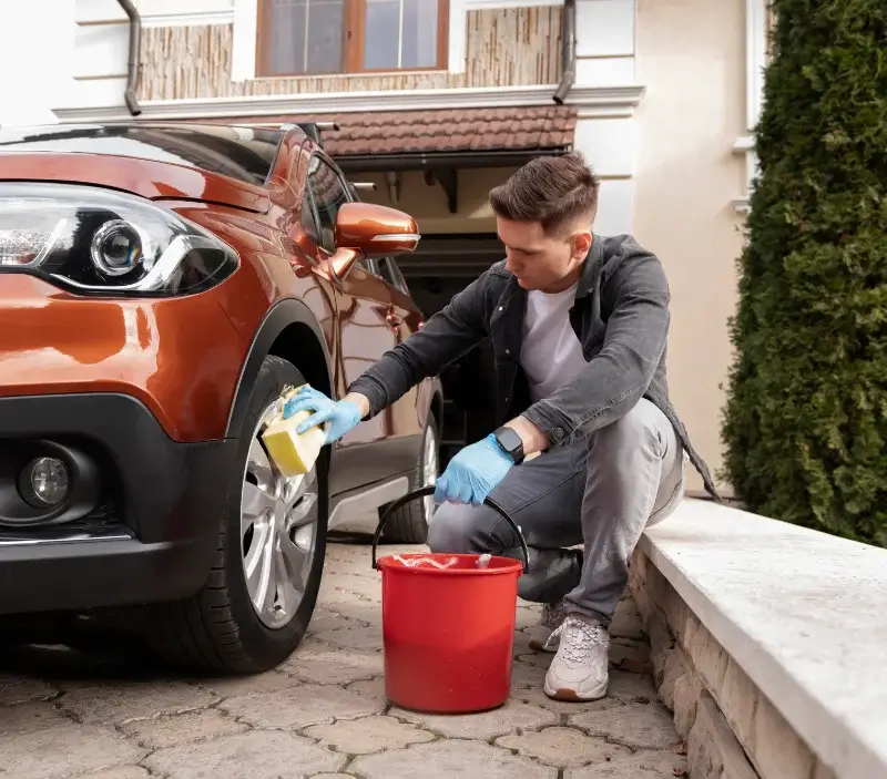 Lavage auto à domicile Argelliers : professionnel intervenant sur un véhicule